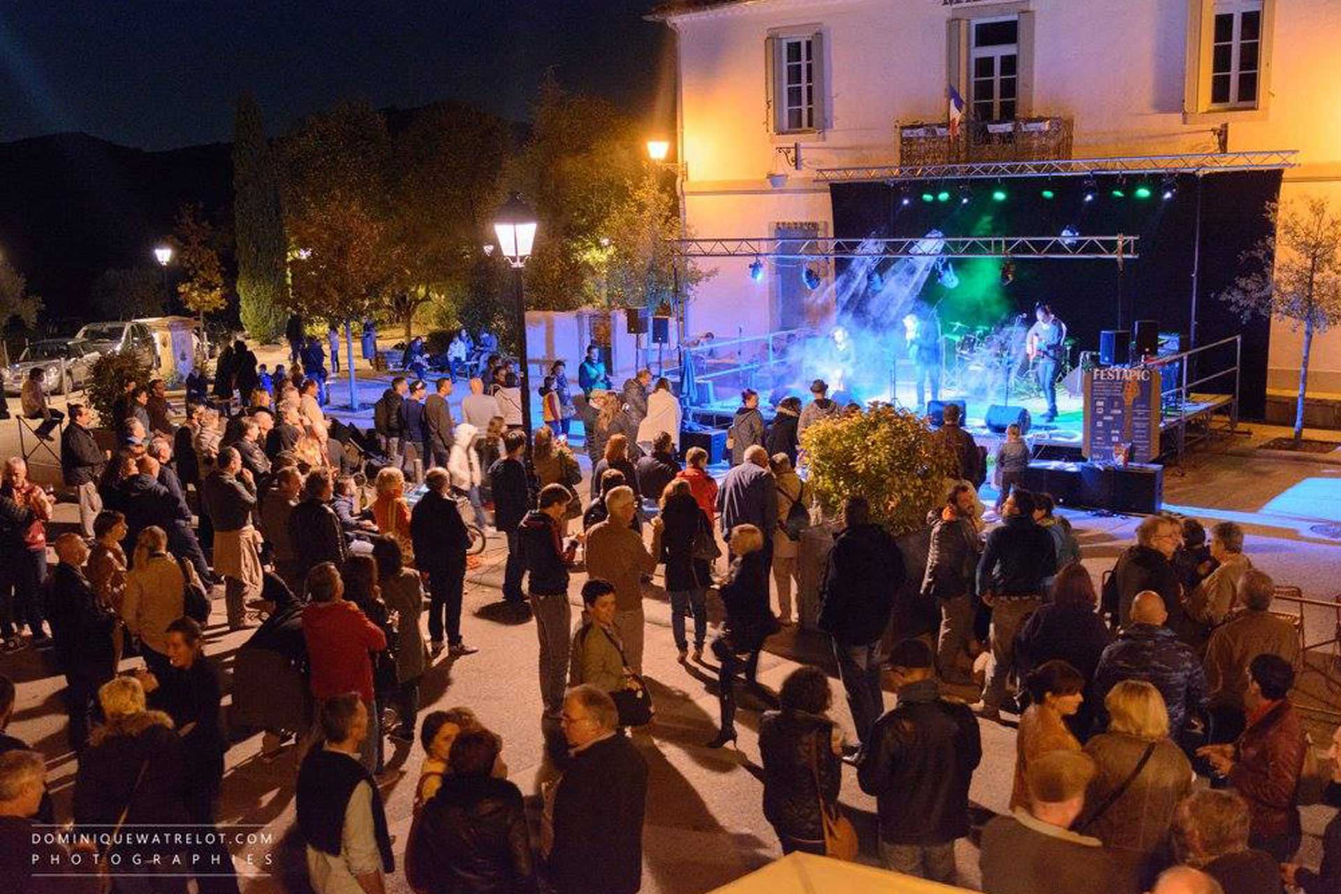 Une scène de l'ambiance qui règnait au festival de musique et vins du Festapic en 2016 à Valflaunès dans l'Hérault (34)