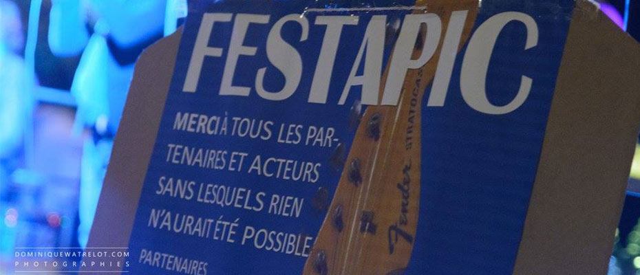 pancartes_remerciements Une pancarte avec les remerciements pour les bénévoles au festival de musique et vins du Festapic en 2016