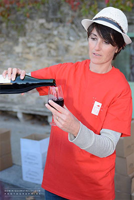vigneronne_dominique_watrelot Une vigneronne du Pic Saint Loup faisant découvrir son vin rouge au au festival de musique et vins du Festapic