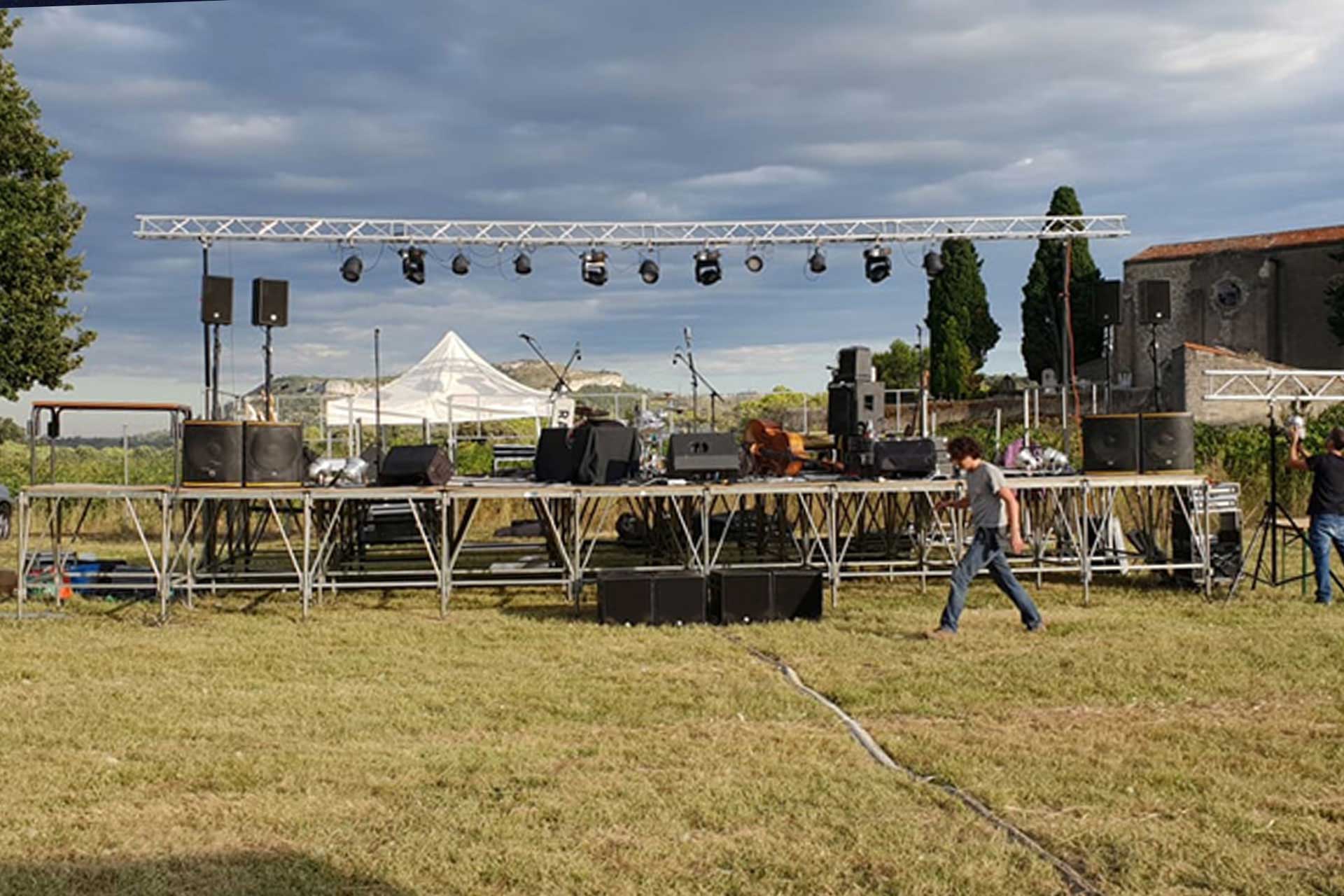 Préparation de la scène du festival Festapic 2019 à Fontanès, dans l'Hérault (34)