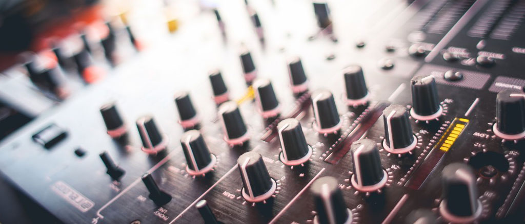 table_mixage Exemple de table de mixage utilisée par l'association 280 communications pour produire un album.